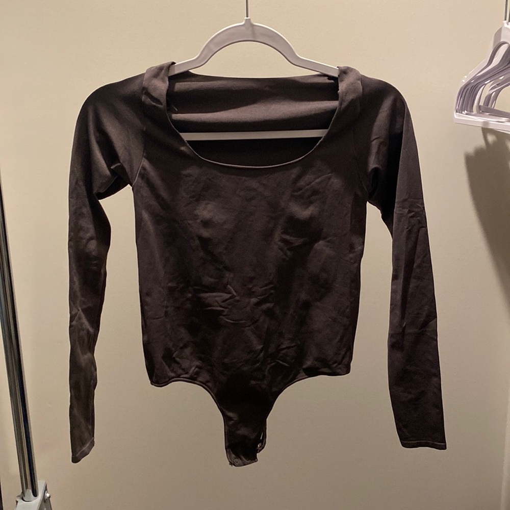 COPY - SKIMS ESSENTIAL LONG SLEEVE SCOOP NECK BODYSUIT DARK PURPLE L/XL